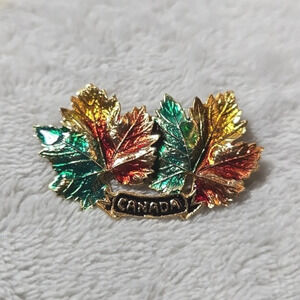 #467 VINTAGE Canada Maple leaf brooch